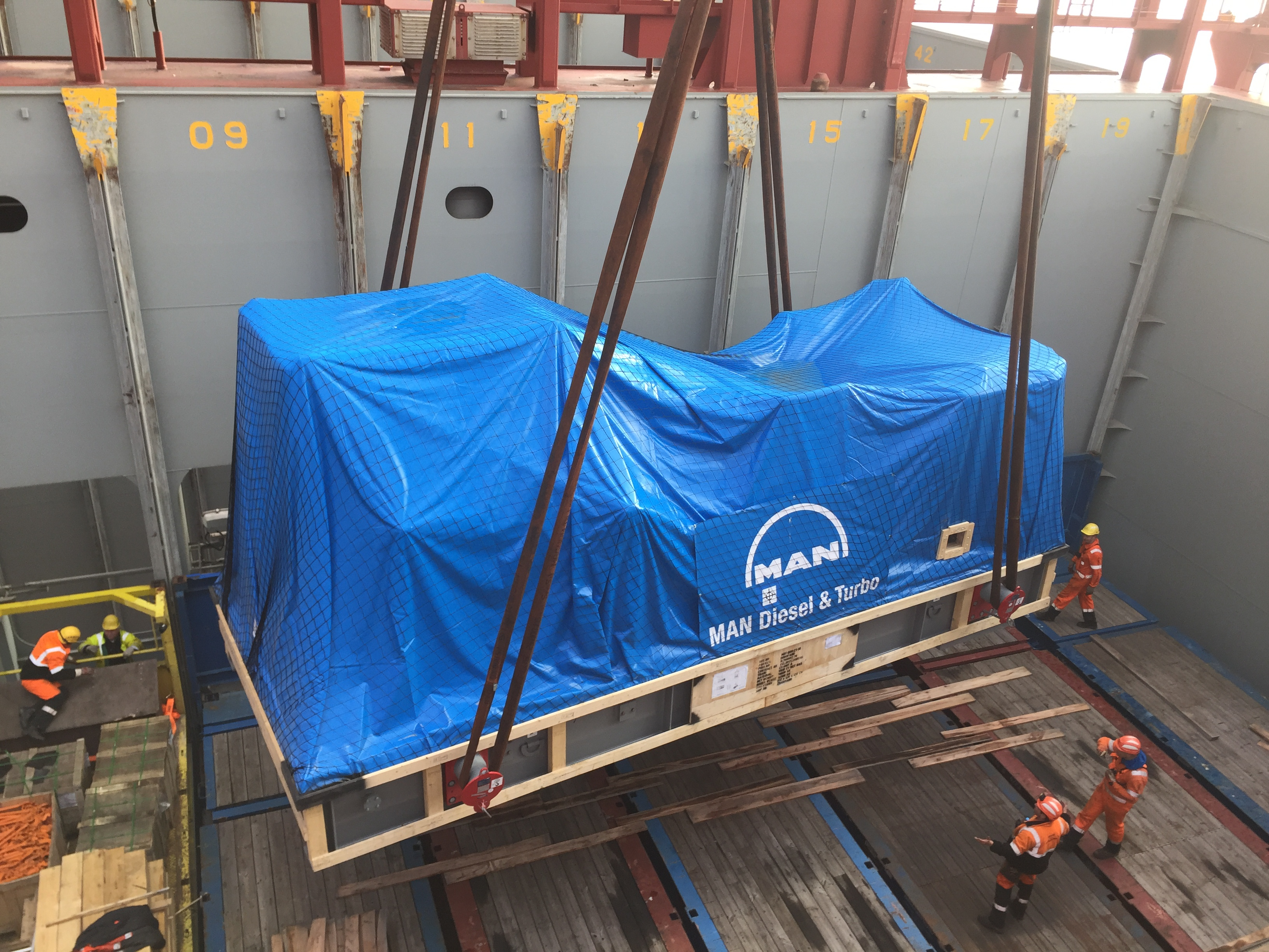 1 / 30 Project ex Antwerp to Hong Kong - 6 Heavy Lift Units - loaded as Breakbulk on Container vessel on bed of 18x40'Flat Rack (3 units - each 900x430x430cm each 62'500 kgs + 3 units each 1245x482x455cm each 104'000 kgs)