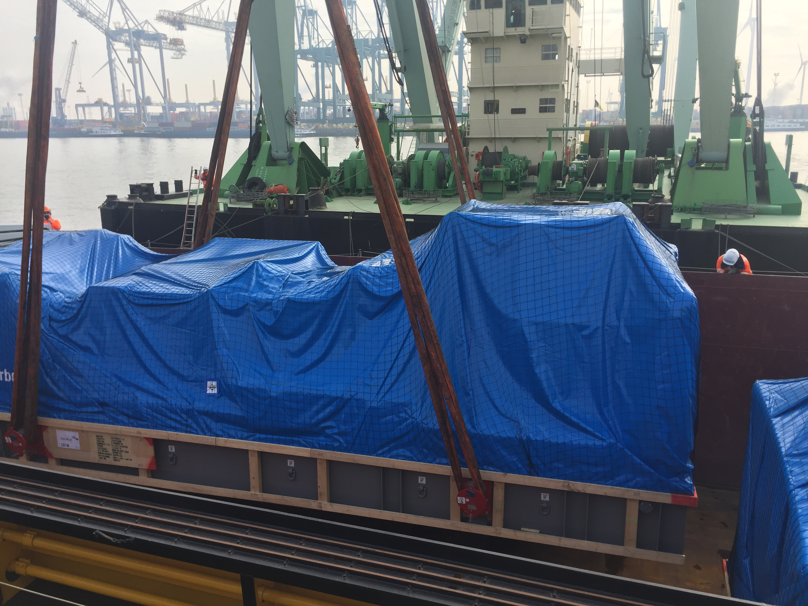 1 / 30 Project ex Antwerp to Hong Kong - 6 Heavy Lift Units - loaded as Breakbulk on Container vessel on bed of 18x40'Flat Rack (3 units - each 900x430x430cm each 62'500 kgs + 3 units each 1245x482x455cm each 104'000 kgs)